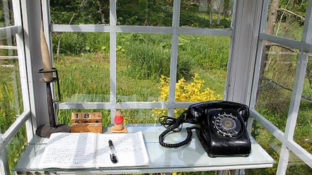 ഓർക്കാപ്പുറത്ത് മരണത്തിലേക്ക് ഇറങ്ങിപ്പോയവരെ വിളിക്കാൻ കടലോരത്ത് ഒരു ടെലിഫോൺ ബൂത്ത്