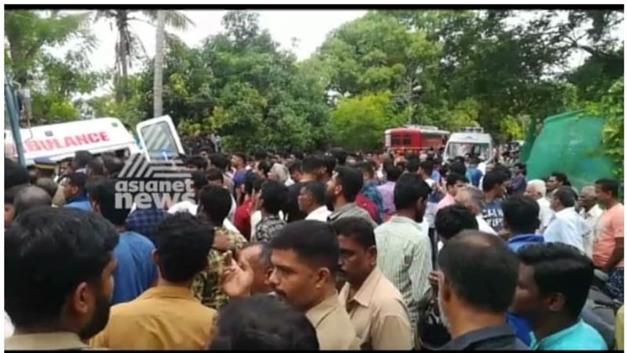 പാലക്കാട്ട് അപകടമുണ്ടായവരെ കൊണ്ടുപോയ ആംബുലൻസ് മീൻ ലോറിയിലിടിച്ച് എട്ട് മരണം പാലക്കാട്ട് അപകടമുണ്ടായവരെ കൊണ്ടുപോയ ആംബുലൻസ് മീൻ ലോറിയിലിടിച്ച് എട്ട് മരണം