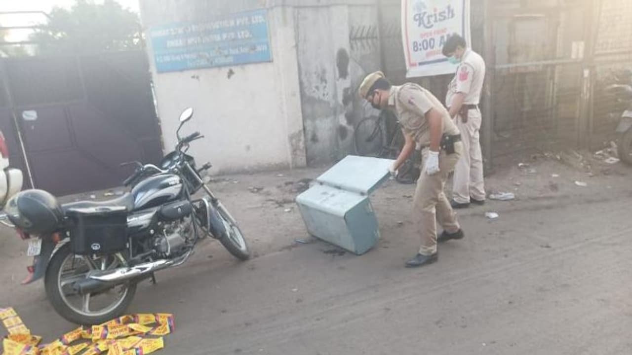 ಮೆಟ್ರೋ ನಿಲ್ದಾಣದ ಬಳಿ ಟ್ರಂಕ್ನಲ್ಲಿ ರುಂಡವಿಲ್ಲದ ಮಹಿಳೆಯ ದೇಹ ಪತ್ತೆ ಮೆಟ್ರೋ ನಿಲ್ದಾಣದ ಬಳಿ ಟ್ರಂಕ್ನಲ್ಲಿ ರುಂಡವಿಲ್ಲದ ಮಹಿಳೆಯ ದೇಹ ಪತ್ತೆ