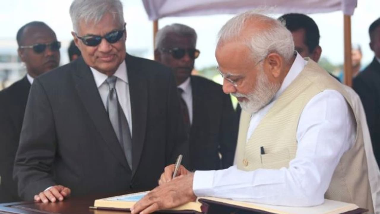 মলদ্বীপ সফর শেষে এবার শ্রীলঙ্কায় পা মোদীর মলদ্বীপ সফর শেষে এবার শ্রীলঙ্কায় পা মোদীর