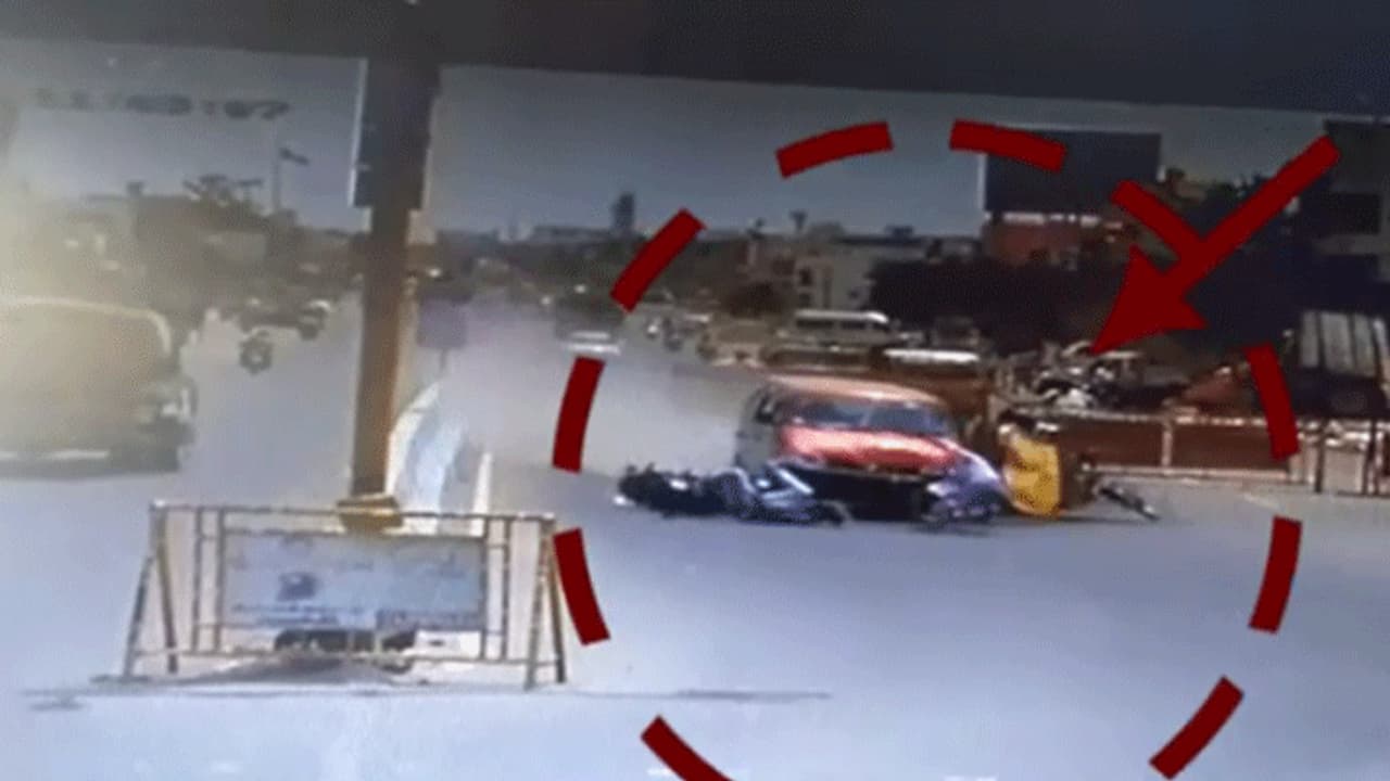 இரும்புத் தடுப்பை உடைத்து சீறிப்பாய்ந்த கார்... விபத்தை ஏற்படுத்திய பள்ளி மாணவன்.. பதற வைக்கும் சிசிடிவி காட்சிகள்..! இரும்புத் தடுப்பை உடைத்து சீறிப்பாய்ந்த கார்... விபத்தை ஏற்படுத்திய பள்ளி மாணவன்.. பதற வைக்கும் சிசிடிவி காட்சிகள்..!