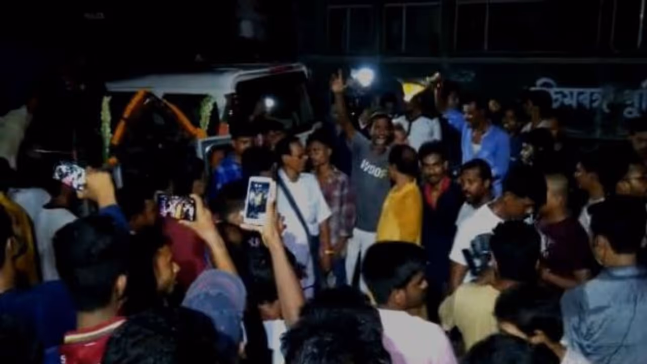 চিতা সাজিয়েও পিছিয়ে এল বিজেপি, সোমবার বসিরহাট বনধ চিতা সাজিয়েও পিছিয়ে এল বিজেপি, সোমবার বসিরহাট বনধ