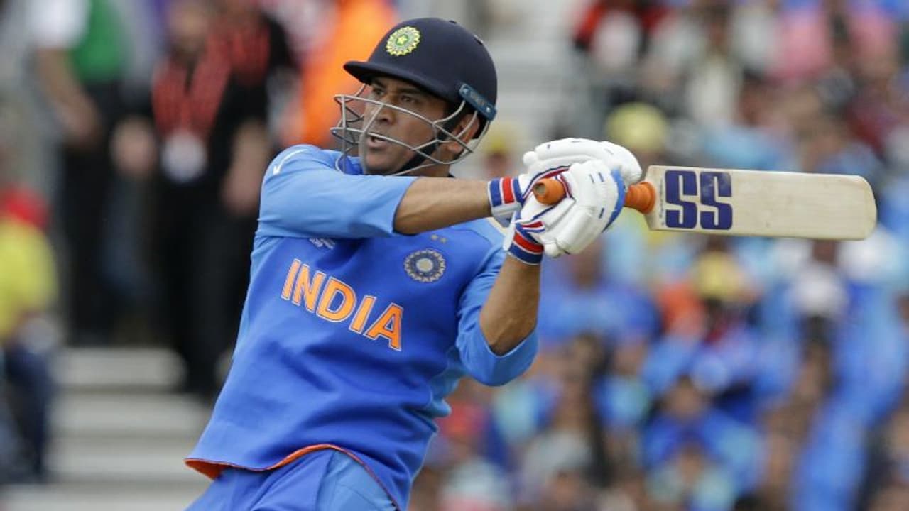 സ്റ്റാര്‍ക്കിനെതിരെ ധോണി നേടിയ ആ സിക്സര്‍ കണ്ട് അന്തംവിട്ട് കോലി