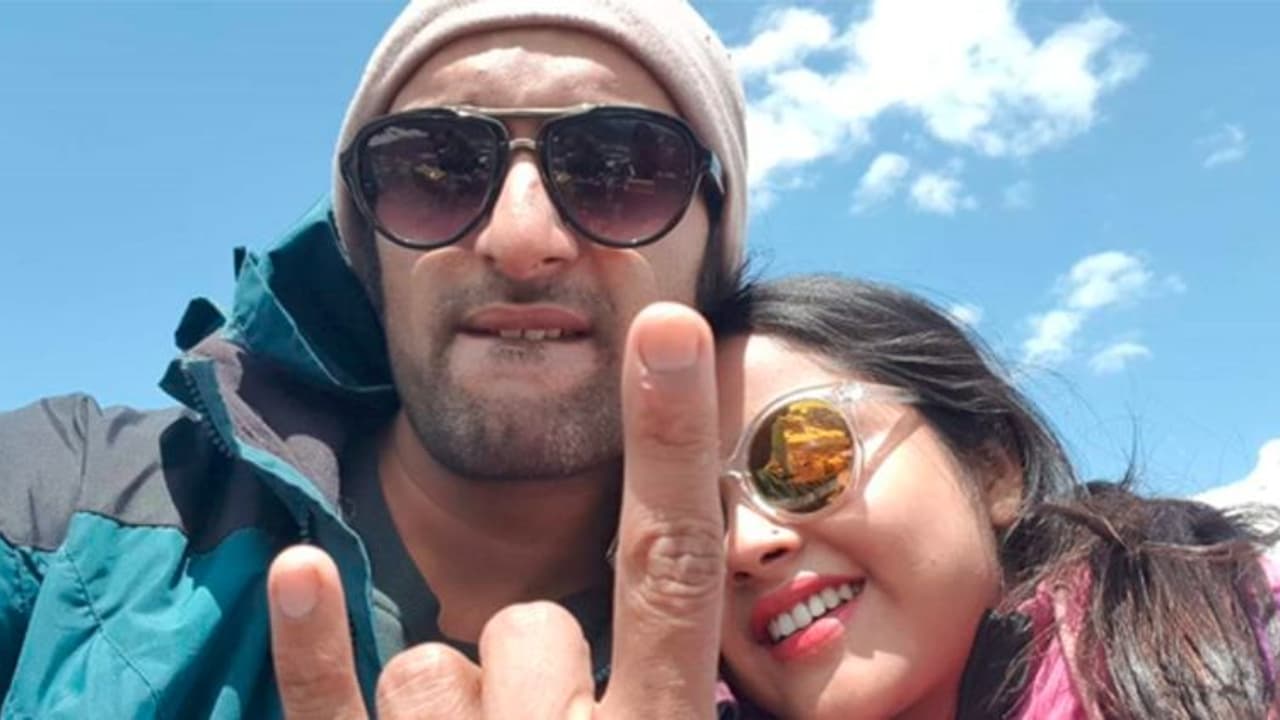 শাহরুখের স্টাইলে ব়্যোম্যান্সে মগ্ন জিতু কমল, পাহাড়ের কোলে অন্তরঙ্গতায় মজে লাভবার্ডস