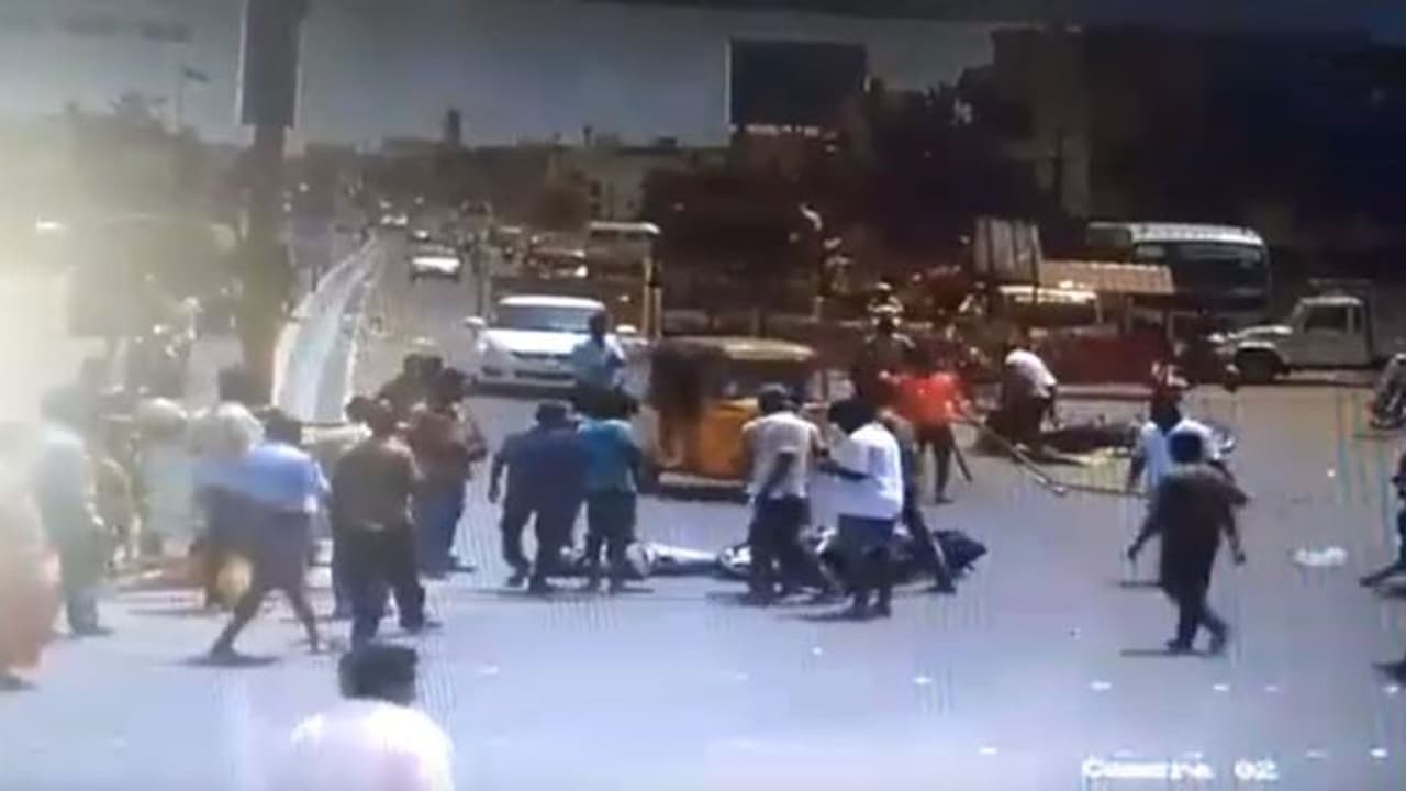 ബാരിക്കേഡ് തകര്ത്തെത്തിയ കാര് ബൈക്കുകള് ഇടിച്ച് തെറിപ്പിച്ചു; മൂന്നുപേര്ക്ക് ഗുരുതര പരിക്ക് ബാരിക്കേഡ് തകര്ത്തെത്തിയ കാര് ബൈക്കുകള് ഇടിച്ച് തെറിപ്പിച്ചു; മൂന്നുപേര്ക്ക് ഗുരുതര പരിക്ക്