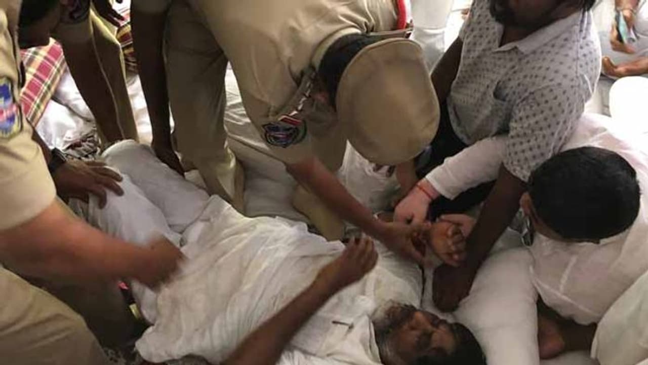 మల్లు భట్టి విక్రమార్క దీక్షను విరమింపజేసిన ఉత్తమ్ మల్లు భట్టి విక్రమార్క దీక్షను విరమింపజేసిన ఉత్తమ్