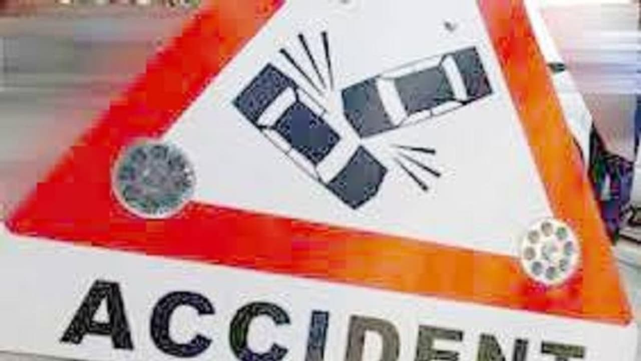 ಕಾರು ಟ್ರಕ್ ನಡುವೆ ಭೀಕರ ಅಪಘಾತ: ಒಂದೇ ಕುಟುಂಬದ 8 ಜನರು ಸಾವು ಕಾರು ಟ್ರಕ್ ನಡುವೆ ಭೀಕರ ಅಪಘಾತ: ಒಂದೇ ಕುಟುಂಬದ 8 ಜನರು ಸಾವು