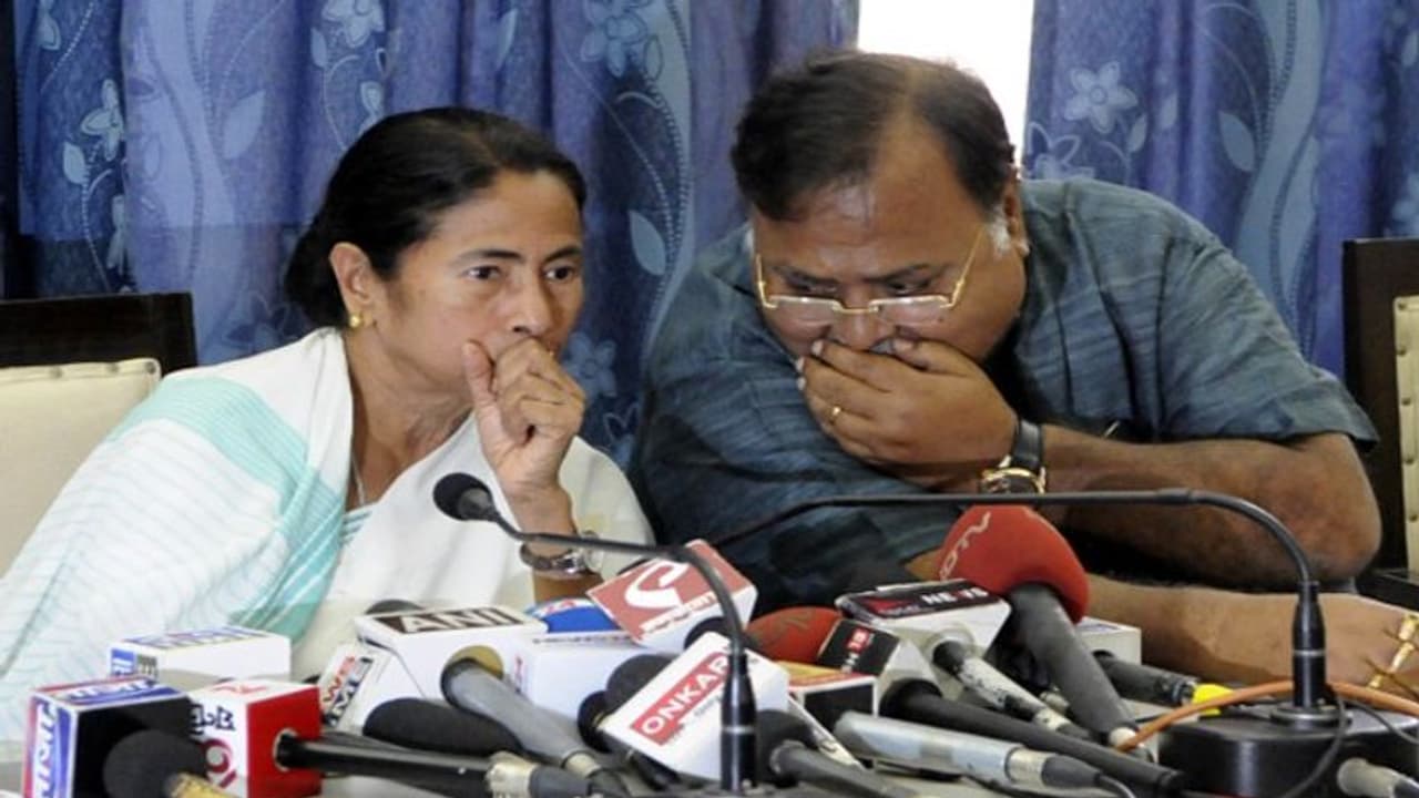 "শ্মশানে দেব, ডাণ্ডা দিয়ে ঠাণ্ডা করব, এটা বিজেপির গণতন্ত্র", কেন্দ্রর ভূমিকাকে প্রশ্ন তৃণমূলের "শ্মশানে দেব, ডাণ্ডা দিয়ে ঠাণ্ডা করব, এটা বিজেপির গণতন্ত্র", কেন্দ্রর ভূমিকাকে প্রশ্ন তৃণমূলের