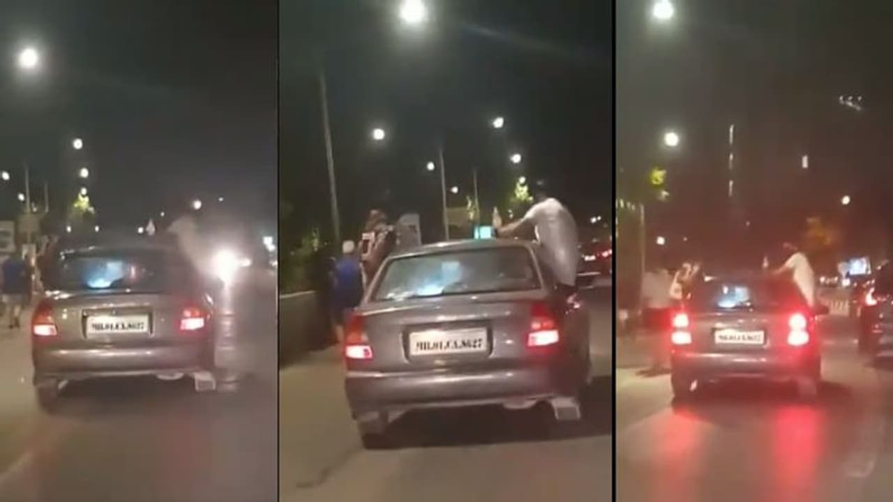 ഓടുന്ന കാറിനു മുകളിലിരുന്ന് മദ്യപാനം, യുവാക്കള്ക്ക് കിട്ടിയത് മുട്ടന്പണി! ഓടുന്ന കാറിനു മുകളിലിരുന്ന് മദ്യപാനം, യുവാക്കള്ക്ക് കിട്ടിയത് മുട്ടന്പണി!