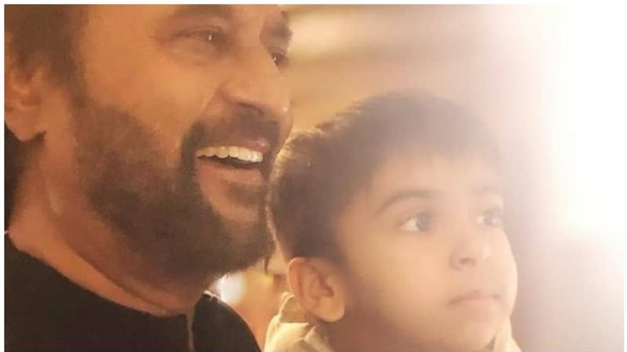 നിഷ്‍കളങ്കതയുടെ ഉദാഹരണം രജനികാന്തിന്റെ ഫോട്ടോ പങ്കുവച്ച് സന്തോഷ് ശിവൻ