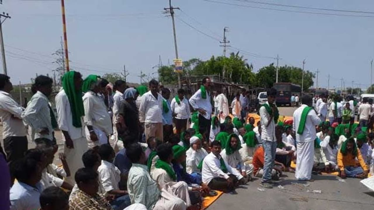 ರಾಷ್ಟ್ರೀಯ ಹೆದ್ದಾರಿ ಬಂದ್ ಮಾಡಿ ರೈತರಿಂದ ಪ್ರತಿಭಟನೆ ರಾಷ್ಟ್ರೀಯ ಹೆದ್ದಾರಿ ಬಂದ್ ಮಾಡಿ ರೈತರಿಂದ ಪ್ರತಿಭಟನೆ