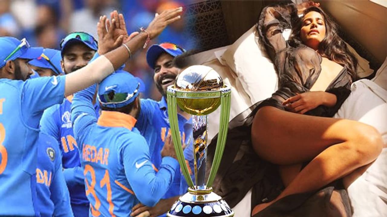 World Cup 2019: टीम इंडिया की जीत पर पूनम पांडे ने पार की सारी हदें World Cup 2019: टीम इंडिया की जीत पर पूनम पांडे ने पार की सारी हदें