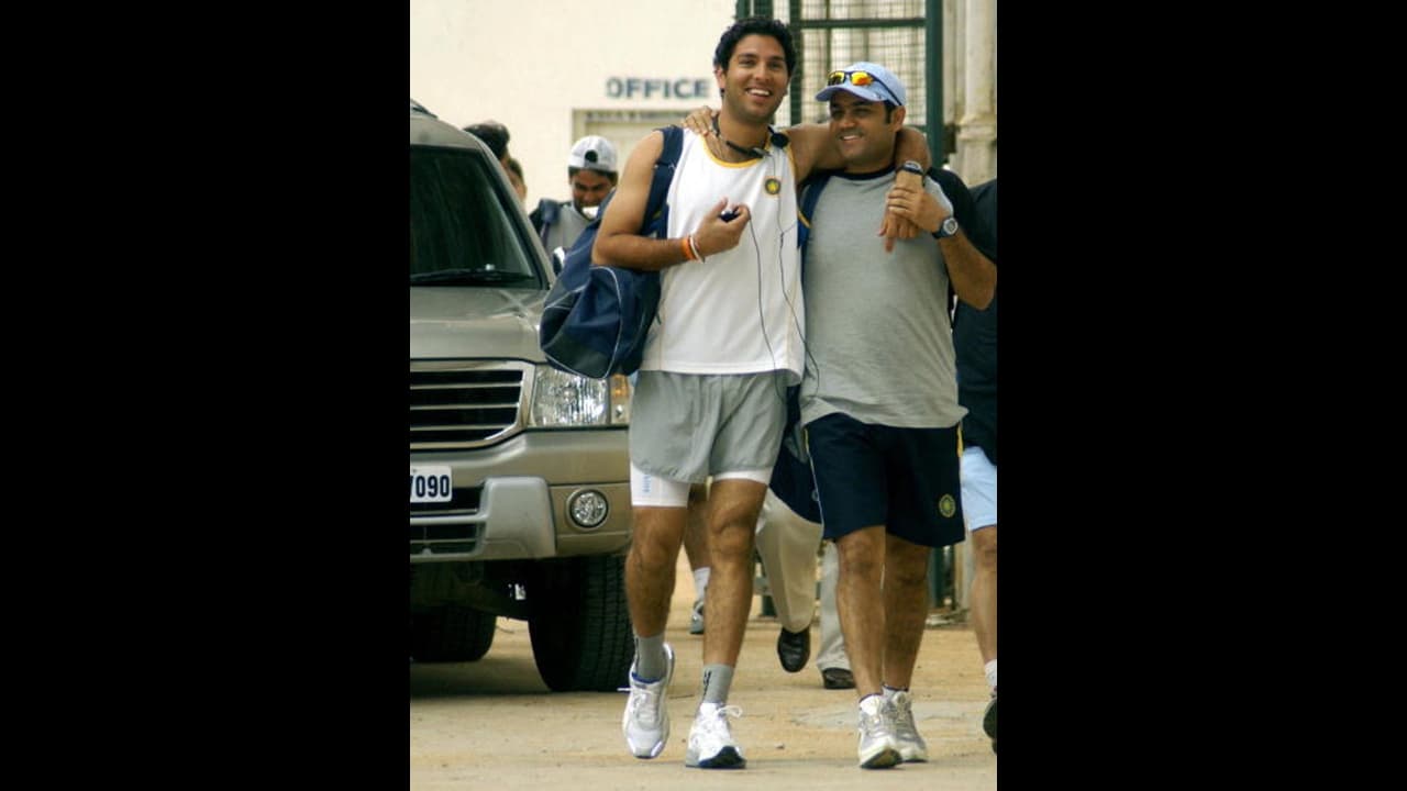 టీమిండియాలోకి ఆటగాళ్లు వస్తుంటారు, పోతుంటారు...కానీ యువరాజ్ అలా కాదు: సెహ్వాగ్ టీమిండియాలోకి ఆటగాళ్లు వస్తుంటారు, పోతుంటారు...కానీ యువరాజ్ అలా కాదు: సెహ్వాగ్