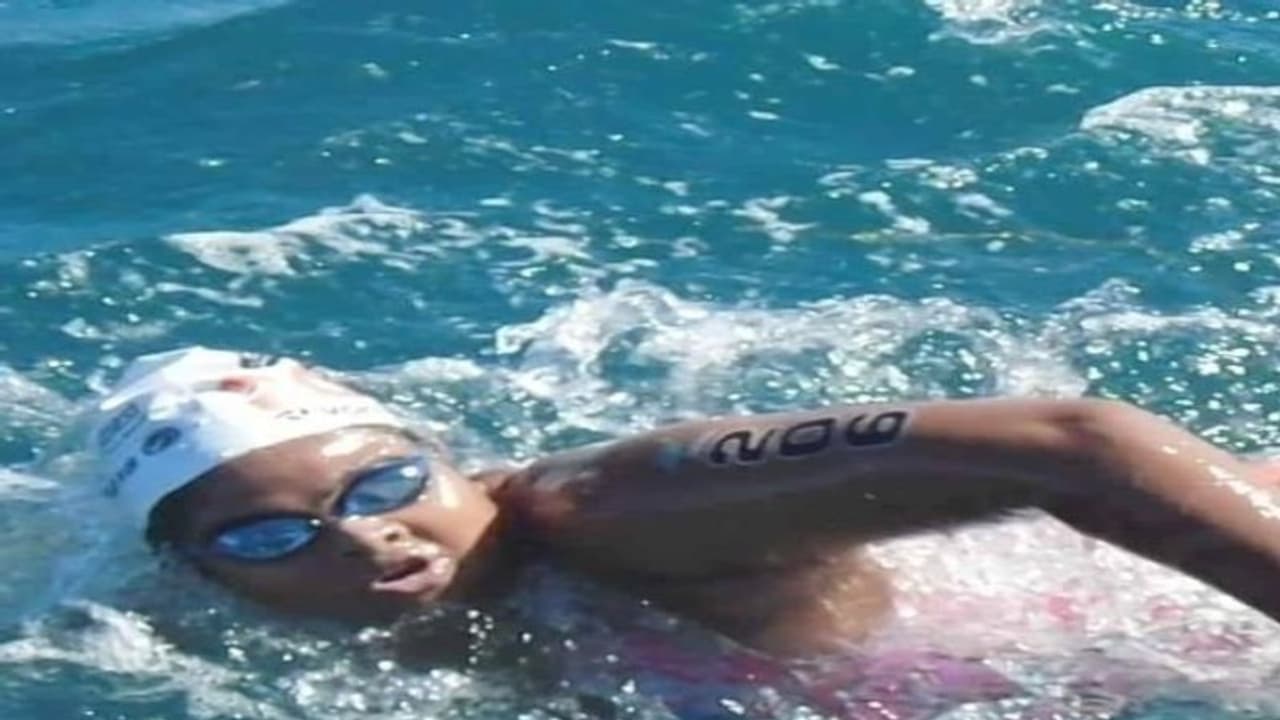 সাঁতরে ক্যাটলিনা পার, বাঙালি মেয়েকে কুর্নিশ করছে গোটা বিশ্ব