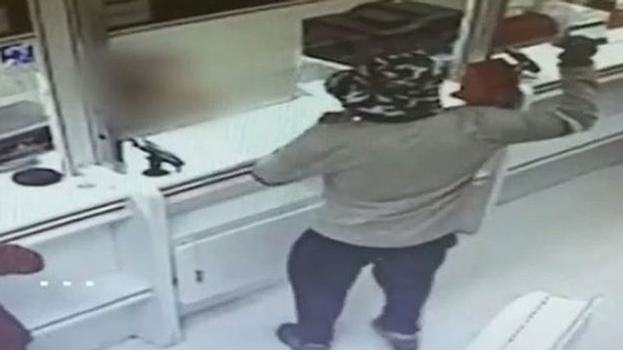 അവക്കാഡോ പഴം പെയിന്റടിച്ച് ഗ്രനേഡാണെന്ന് ഭീഷണിപ്പെടുത്തി, രണ്ട് ബാങ്കില് നിന്നായി കൊള്ളയടിച്ചത് നാലു ലക്ഷം രൂപ അവക്കാഡോ പഴം പെയിന്റടിച്ച് ഗ്രനേഡാണെന്ന് ഭീഷണിപ്പെടുത്തി, രണ്ട് ബാങ്കില് നിന്നായി കൊള്ളയടിച്ചത് നാലു ലക്ഷം രൂപ