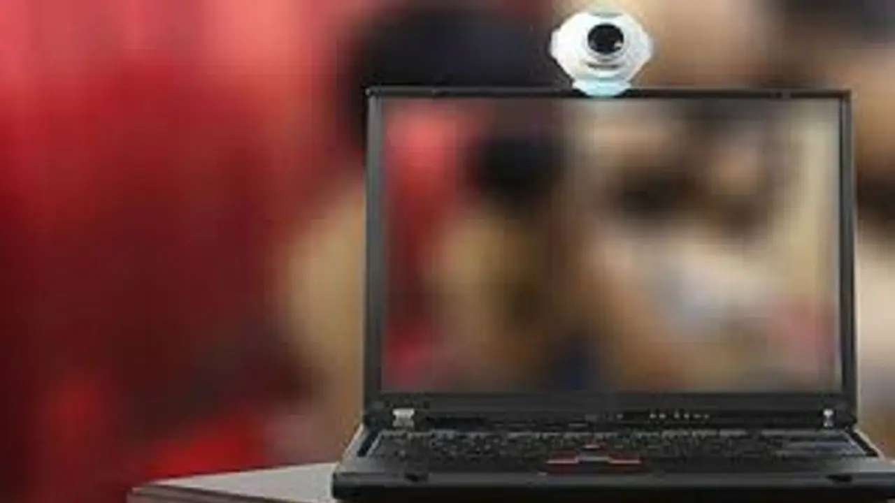 స్కైప్లో యువతికి వీడియో కాల్: ఫ్యాంట్ విప్పి వికృత చేష్టలు స్కైప్లో యువతికి వీడియో కాల్: ఫ్యాంట్ విప్పి వికృత చేష్టలు