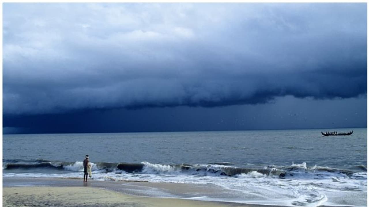 'ವಾಯು' ದಾಳಿ: ಮಂಗಳೂರಿನಲ್ಲಿ ಭಾರೀ ಗಾಳಿ ಮಳೆ, ಕಡಲ ತೀರದಲ್ಲಿ ಜನರ ಪರದಾಟ 'ವಾಯು' ದಾಳಿ: ಮಂಗಳೂರಿನಲ್ಲಿ ಭಾರೀ ಗಾಳಿ ಮಳೆ, ಕಡಲ ತೀರದಲ್ಲಿ ಜನರ ಪರದಾಟ