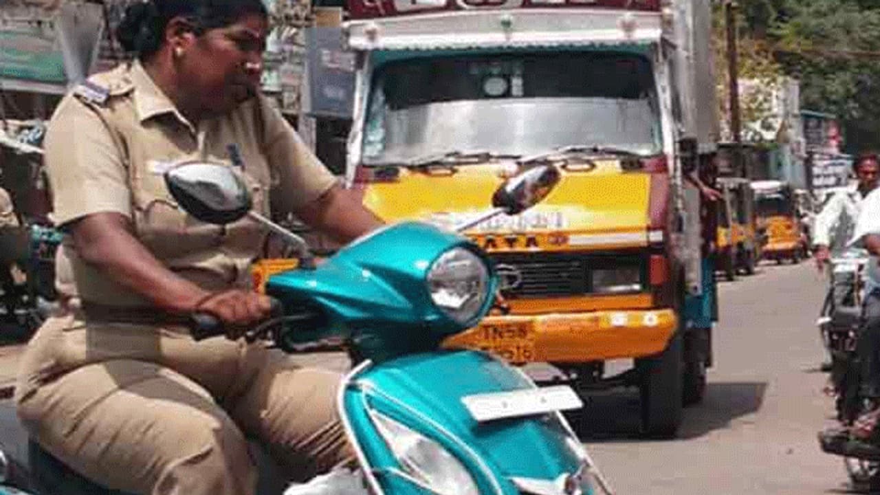 தொப்பி போட்டா ஹெல்மெட் போடக்கூடாதா..? போலீசாரின் தெனாவெட்டுக்கு கமிஷனர் வைத்த ஆப்பு..! தொப்பி போட்டா ஹெல்மெட் போடக்கூடாதா..? போலீசாரின் தெனாவெட்டுக்கு கமிஷனர் வைத்த ஆப்பு..!