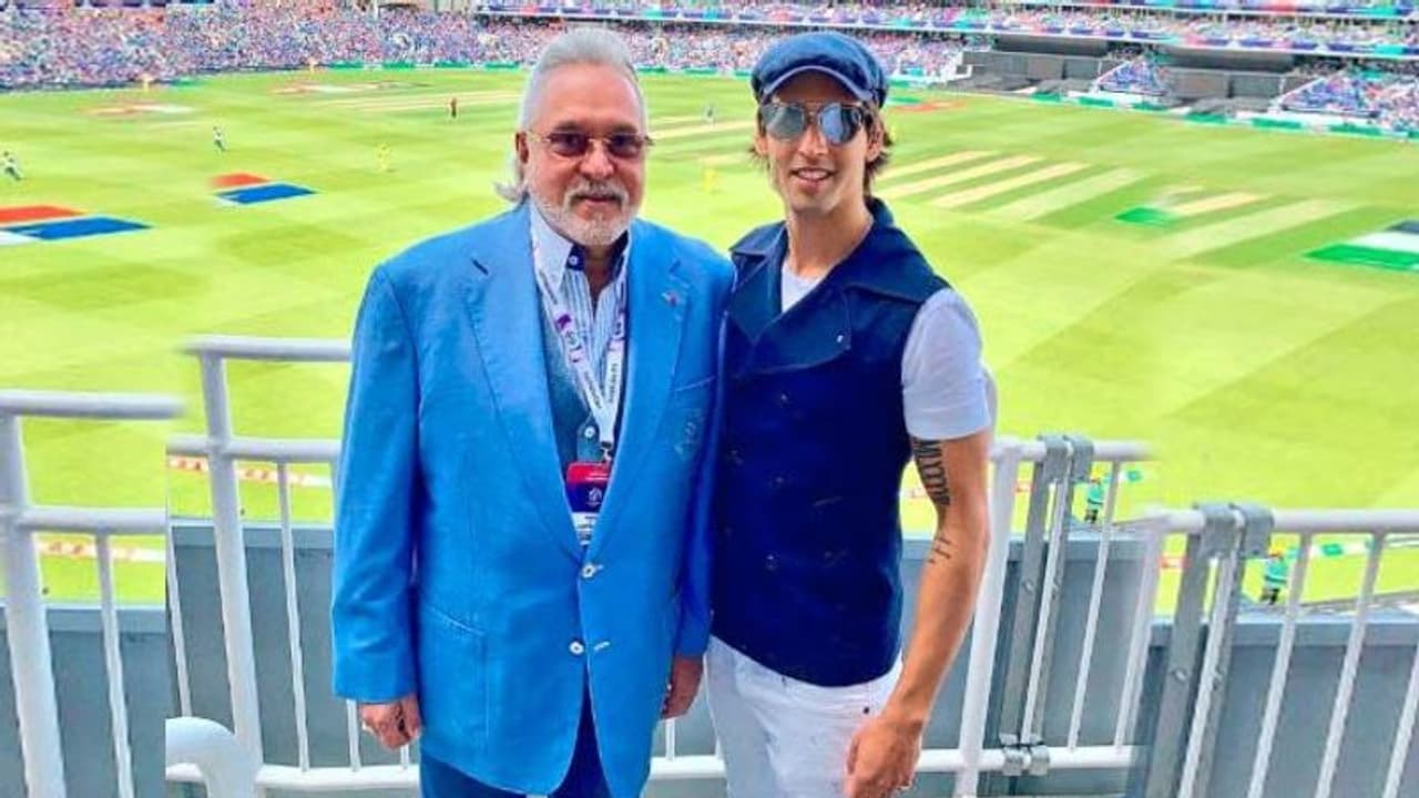 বিশ্বকাপ দেখতে এসে 'চোর হ্যায়' শুনতে হল বিজয় মালিয়া কে বিশ্বকাপ দেখতে এসে 'চোর হ্যায়' শুনতে হল বিজয় মালিয়া কে