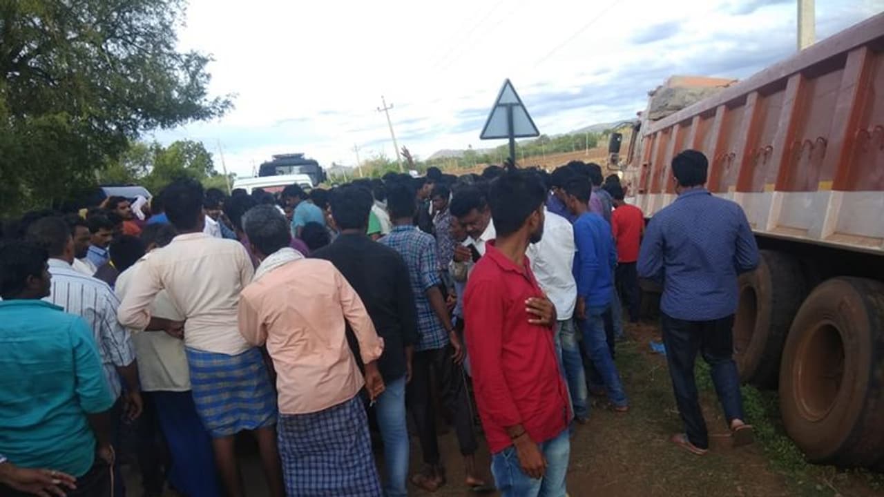 ಚಿತ್ರದುರ್ಗ: ಬೈಕ್ಗೆ ಲಾರಿ ಡಿಕ್ಕಿ, 9 ತಿಂಗ್ಳು ಗರ್ಭಿಣಿ ಸೇರಿ ಮೂವರು ಸಾವು ಚಿತ್ರದುರ್ಗ: ಬೈಕ್ಗೆ ಲಾರಿ ಡಿಕ್ಕಿ, 9 ತಿಂಗ್ಳು ಗರ್ಭಿಣಿ ಸೇರಿ ಮೂವರು ಸಾವು