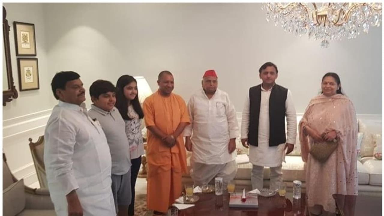 യോഗി വീട്ടിലെത്തി മുലായം സിംഗ് യാദവിനെ കണ്ടു; അഭ്യൂഹങ്ങള്ക്കിടനല്കി കൂടിക്കാഴ്ച യോഗി വീട്ടിലെത്തി മുലായം സിംഗ് യാദവിനെ കണ്ടു; അഭ്യൂഹങ്ങള്ക്കിടനല്കി കൂടിക്കാഴ്ച