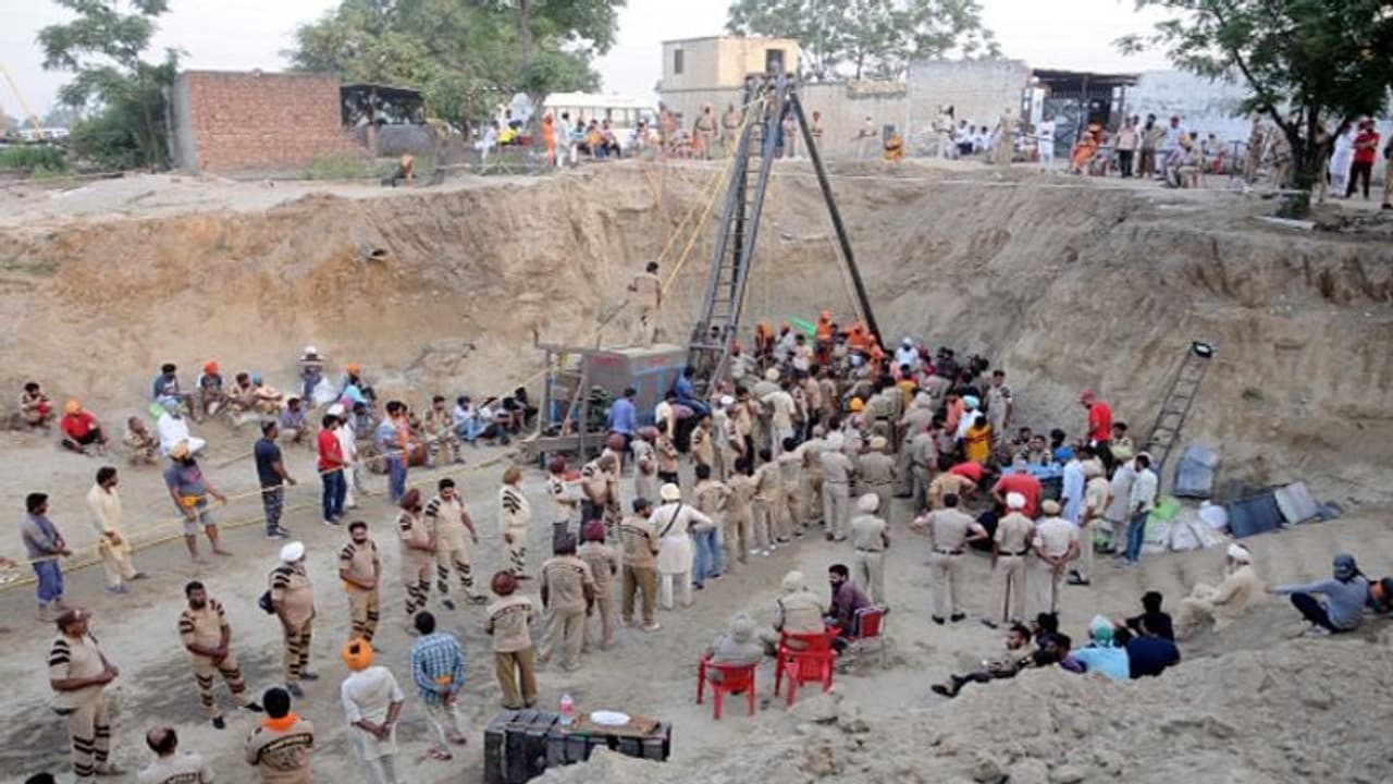 ১১০ ঘণ্টা সরু গর্তে! উদ্ধারেও বাঁচল না ২ বছরের ফতেবীর ১১০ ঘণ্টা সরু গর্তে! উদ্ধারেও বাঁচল না ২ বছরের ফতেবীর