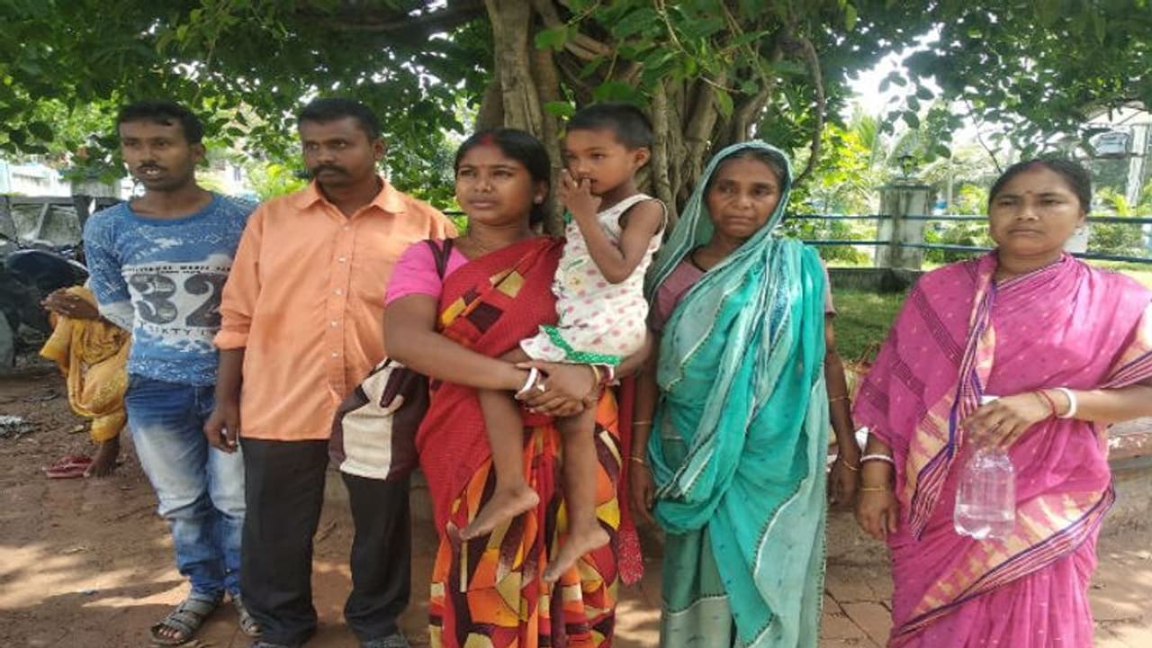 ছোট্ট নাতনিকে নিয়ে পথ হারালেন বৃদ্ধা, পুলিশের উদ্যোগে হাসি ফুটল পরিবারের মুখে ছোট্ট নাতনিকে নিয়ে পথ হারালেন বৃদ্ধা, পুলিশের উদ্যোগে হাসি ফুটল পরিবারের মুখে