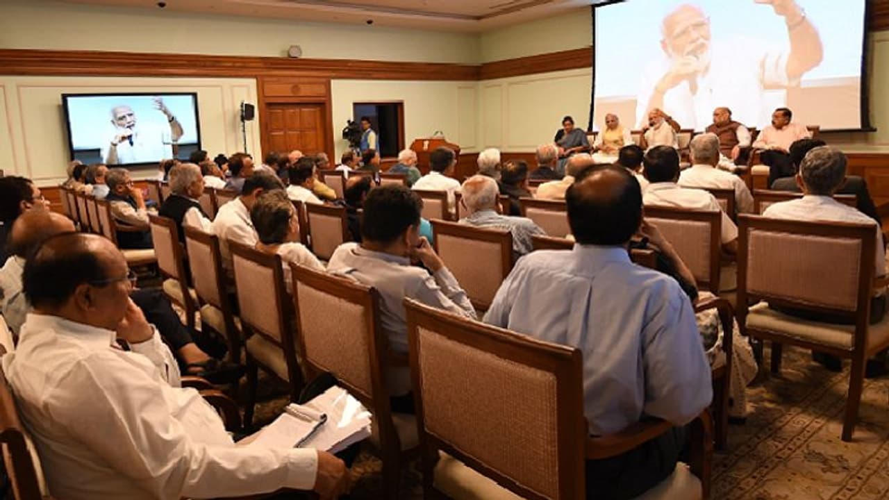 ಅಧಿಕಾರಿಗಳಿಗೆ ಮೋದಿ ಪಂಚ ವಾರ್ಷಿಕ ಯೋಜನೆ ಅಧಿಕಾರಿಗಳಿಗೆ ಮೋದಿ ಪಂಚ ವಾರ್ಷಿಕ ಯೋಜನೆ