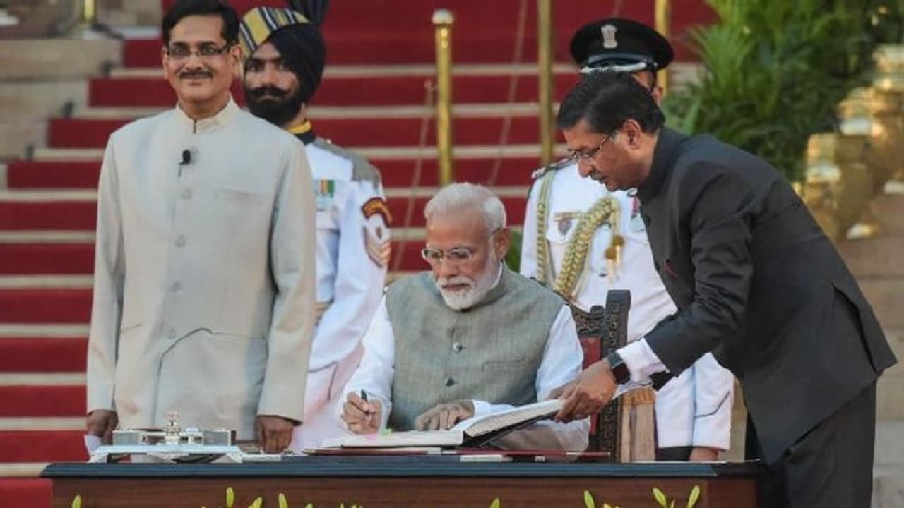 ಭ್ರಷ್ಟಾಚಾರದ ವಿರುದ್ಧ ಮೋದಿ ಸರ್ಜಿಕಲ್ ಸ್ಟ್ರೈಕ್: 12 ಹಿರಿಯ IT ಅಧಿಕಾರಿಗಳು ಮನೆಗೆ ಭ್ರಷ್ಟಾಚಾರದ ವಿರುದ್ಧ ಮೋದಿ ಸರ್ಜಿಕಲ್ ಸ್ಟ್ರೈಕ್: 12 ಹಿರಿಯ IT ಅಧಿಕಾರಿಗಳು ಮನೆಗೆ