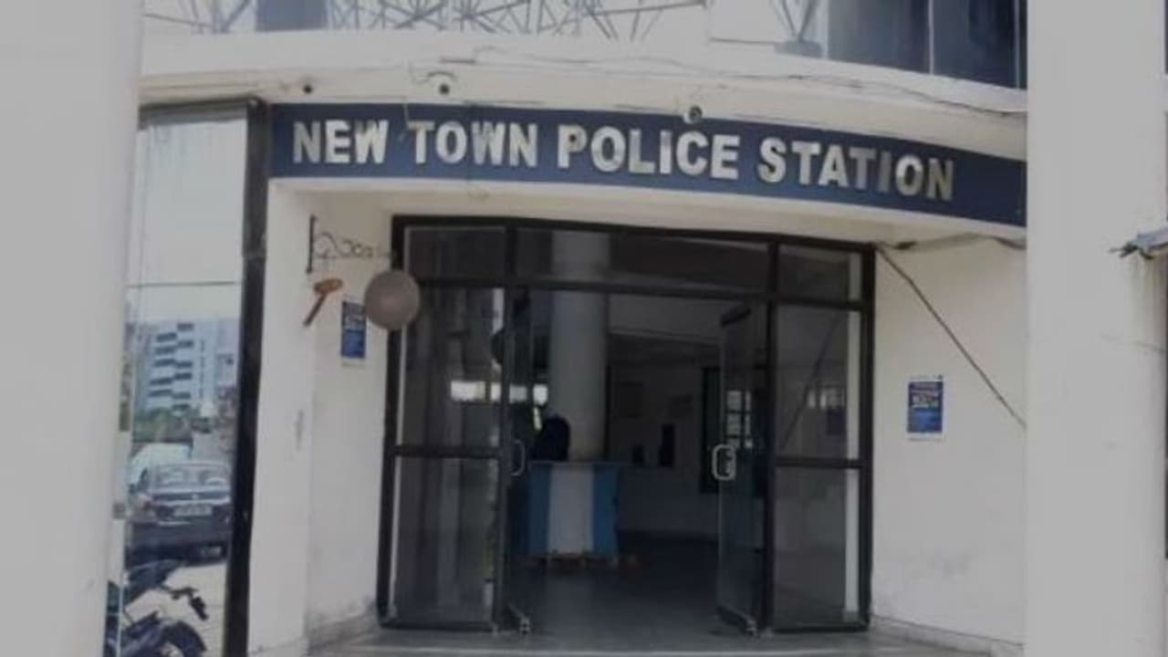 ফোনে কথা বলতে বলতেই মোবাইল ছিনতাই, নিউ টাউনে পুলিশের জালে দুই যুবক ফোনে কথা বলতে বলতেই মোবাইল ছিনতাই, নিউ টাউনে পুলিশের জালে দুই যুবক