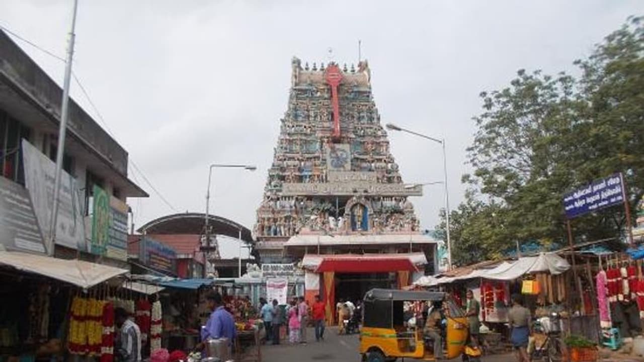 தர்ப்பணம் செய்ய ரூ.500... மு.க.ஸ்டாலின் படத்துடன் கோயிலில் அடாவடி வசூல்..! தர்ப்பணம் செய்ய ரூ.500... மு.க.ஸ்டாலின் படத்துடன் கோயிலில் அடாவடி வசூல்..!