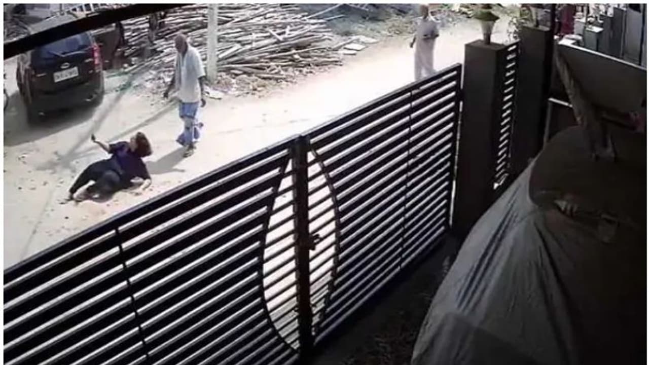 ഓടിക്കൊണ്ടിരുന്ന കാറിൽ നിന്നും യുവതിയെ പുറത്തേക്കെറിഞ്ഞ് ഭർത്താവ്; കുടുക്കിയത് സിസിടിവി ദൃശ്യങ്ങൾ ഓടിക്കൊണ്ടിരുന്ന കാറിൽ നിന്നും യുവതിയെ പുറത്തേക്കെറിഞ്ഞ് ഭർത്താവ്; കുടുക്കിയത് സിസിടിവി ദൃശ്യങ്ങൾ