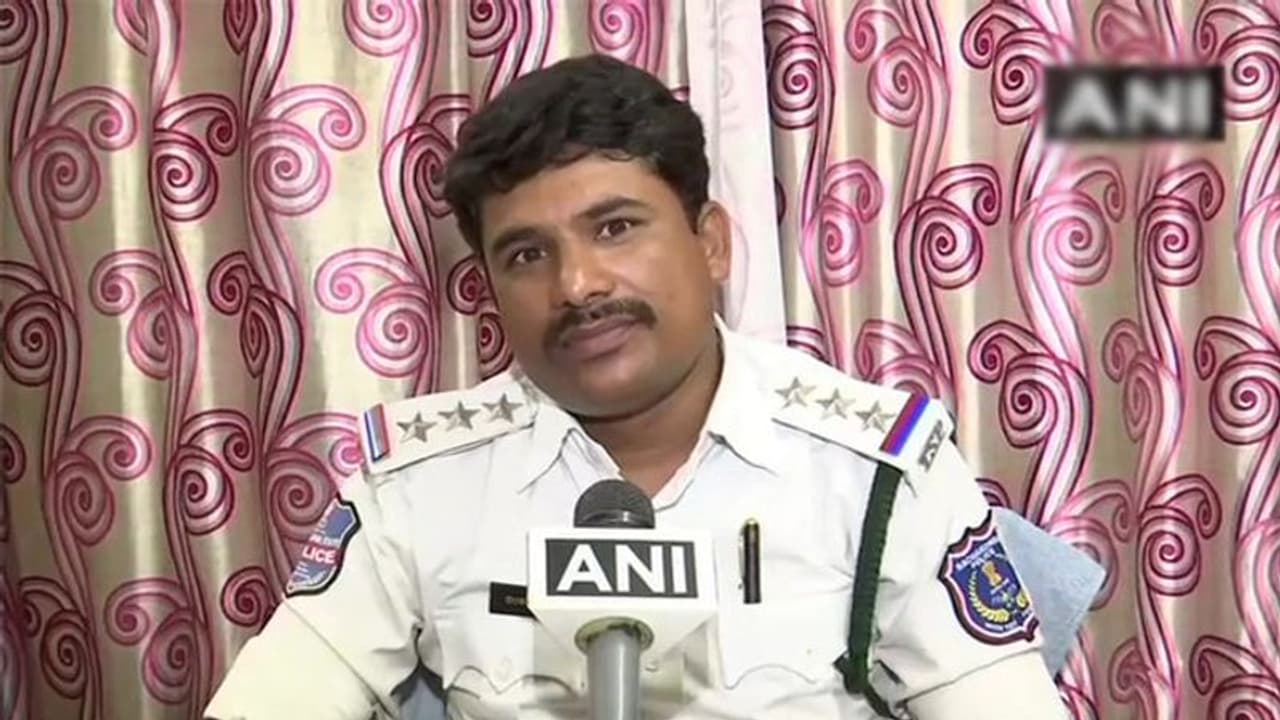 കുറ്റകൃത്യം തടയാൻ പാട്ടിലൂടെ ബോധവൽക്കരണം നൽകി ട്രാഫിക് പൊലീസുകാരൻ വീഡിയോ കുറ്റകൃത്യം തടയാൻ പാട്ടിലൂടെ ബോധവൽക്കരണം നൽകി ട്രാഫിക് പൊലീസുകാരൻ വീഡിയോ