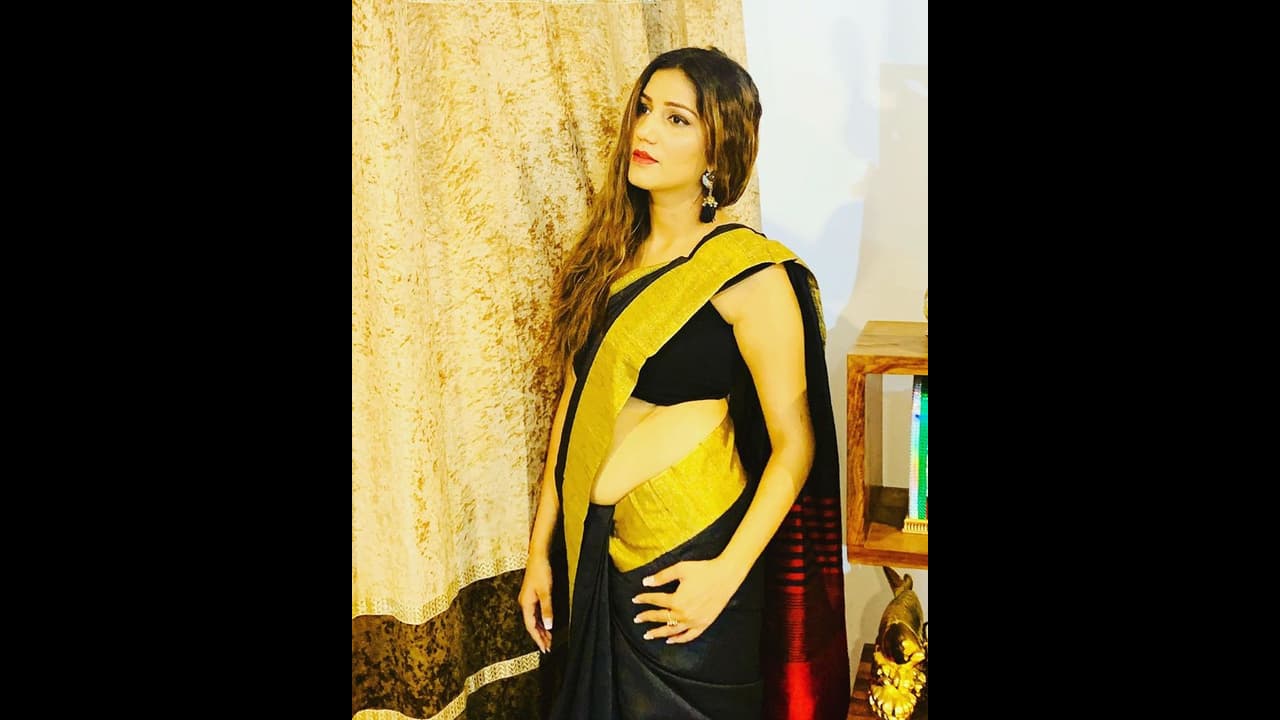 सपना चौधरी ने अपने सोशल मीडिया पर अपनी कुछ तस्वीरें ब्लैक सड़ी पहने हुए शेयर की है। जिसे देख फैंस की आंखे खुली की खुली रह गई हैं।