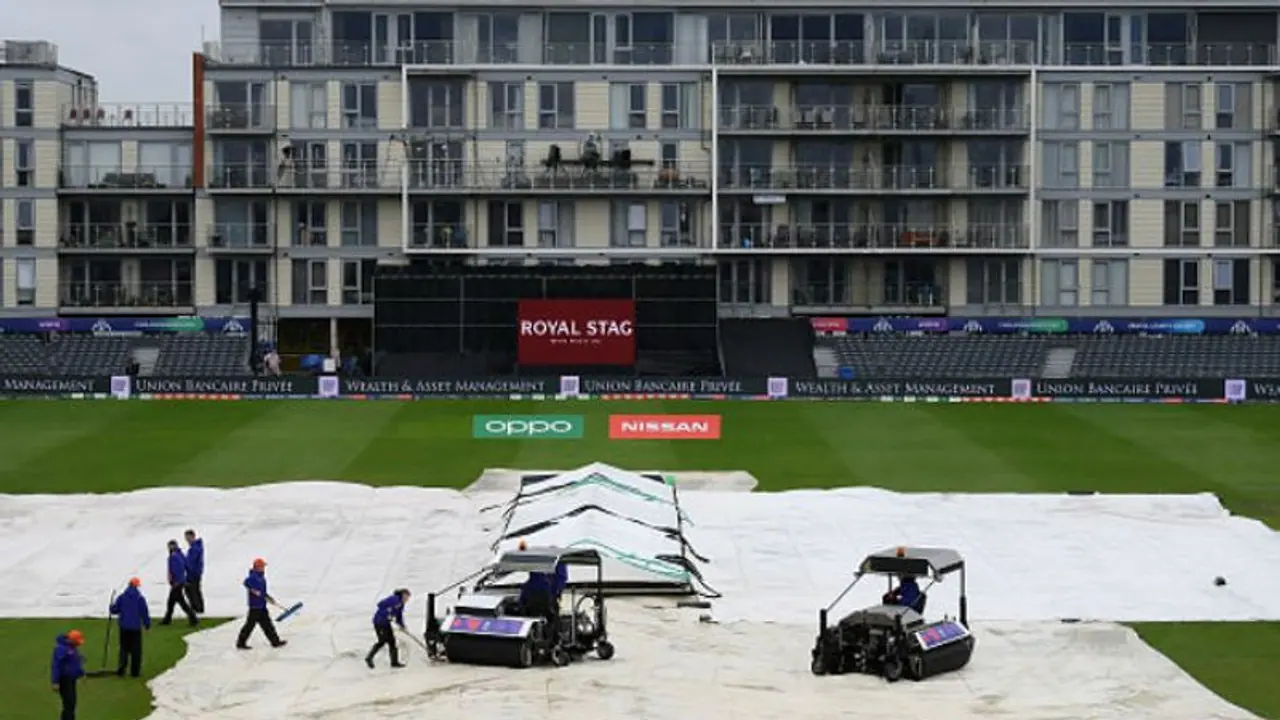 ফের ব্রিস্টলে বরুণদেবের খেল, টসই করা গেল না হতাশা বাড়ছে সমর্থক মহলে ফের ব্রিস্টলে বরুণদেবের খেল, টসই করা গেল না হতাশা বাড়ছে সমর্থক মহলে