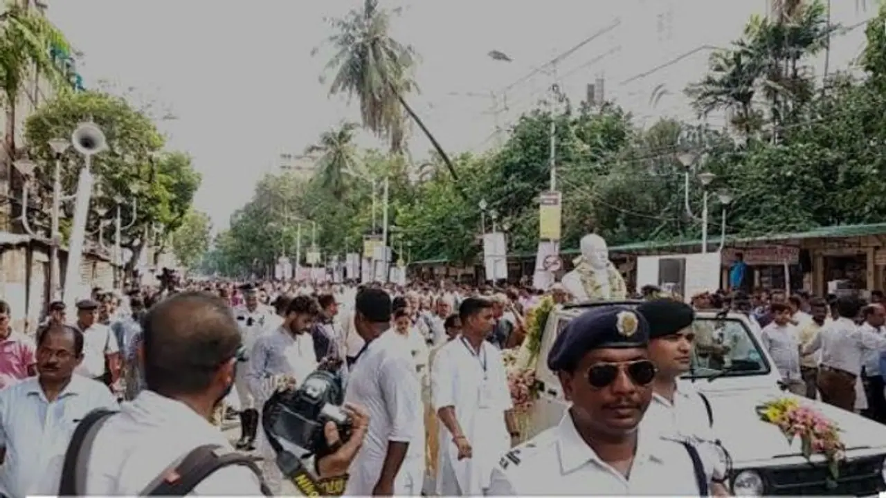 দুষ্কৃতী ভেঙেছিল, পুলিশি পাহারায় স্বস্থানে ফিরলেন বিদ্যাসাগর, দেখুন ভিডিও দুষ্কৃতী ভেঙেছিল, পুলিশি পাহারায় স্বস্থানে ফিরলেন বিদ্যাসাগর, দেখুন ভিডিও