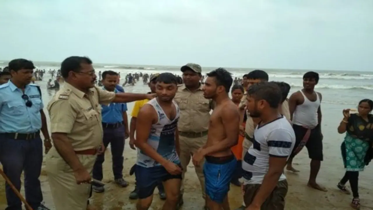 সমুদ্রে নেমে বেলেল্লপনা, দিঘায় ১০ জনকে গ্রেফতার করল পুলিশ সমুদ্রে নেমে বেলেল্লপনা, দিঘায় ১০ জনকে গ্রেফতার করল পুলিশ