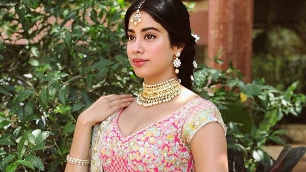 তিরুপতি মন্দিরে সারতে চান বিয়ে, নিজের বিয়ে নিয়ে মুখ খুললেন শ্রীদেবি কন্যা তিরুপতি মন্দিরে সারতে চান বিয়ে, নিজের বিয়ে নিয়ে মুখ খুললেন শ্রীদেবি কন্যা