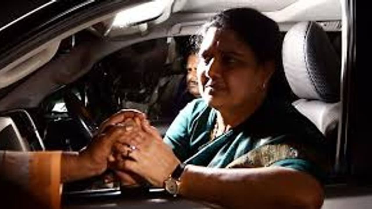 சசிகலாவை பார்க்க ஒரே காரில் அதிமுக, அமமுக செயலாளர்கள்... அதிர்ச்சியில் ஓபிஎஸ், இபிஎஸ்..! சசிகலாவை பார்க்க ஒரே காரில் அதிமுக, அமமுக செயலாளர்கள்... அதிர்ச்சியில் ஓபிஎஸ், இபிஎஸ்..!