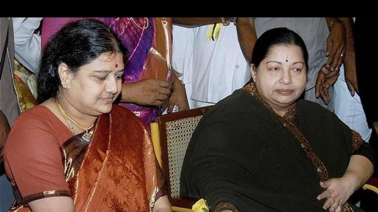 'ജയലളിതയുടെ ചികിത്സയിൽ ഇടപെട്ടിട്ടില്ല, അന്വേഷണം നേരിടാൻ തയ്യാർ' കുറ്റാരോപണം നിഷേധിച്ച് ശശികല 'ജയലളിതയുടെ ചികിത്സയിൽ ഇടപെട്ടിട്ടില്ല, അന്വേഷണം നേരിടാൻ തയ്യാർ' കുറ്റാരോപണം നിഷേധിച്ച് ശശികല