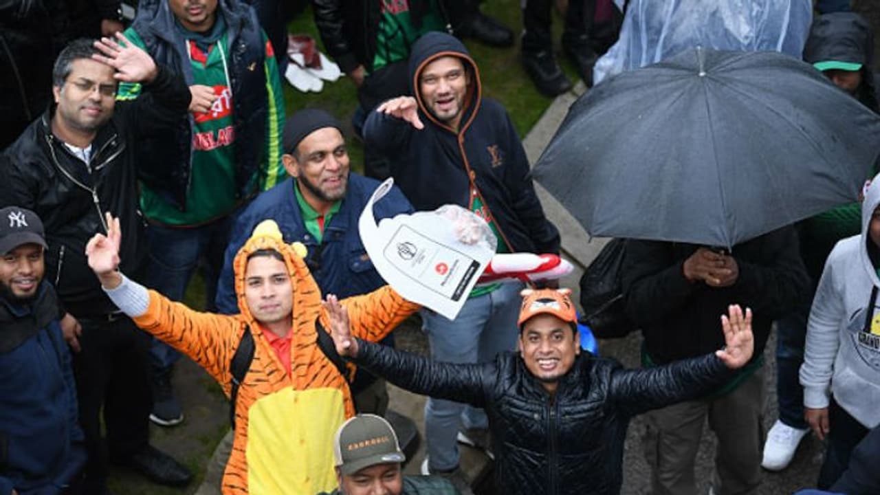 ফের বৃষ্টি, বাতিল খেলা হয়ে গেল রেকর্ড! কদর বাড়ছে বিশ্বকাপ আপেলের ফের বৃষ্টি, বাতিল খেলা হয়ে গেল রেকর্ড! কদর বাড়ছে বিশ্বকাপ আপেলের