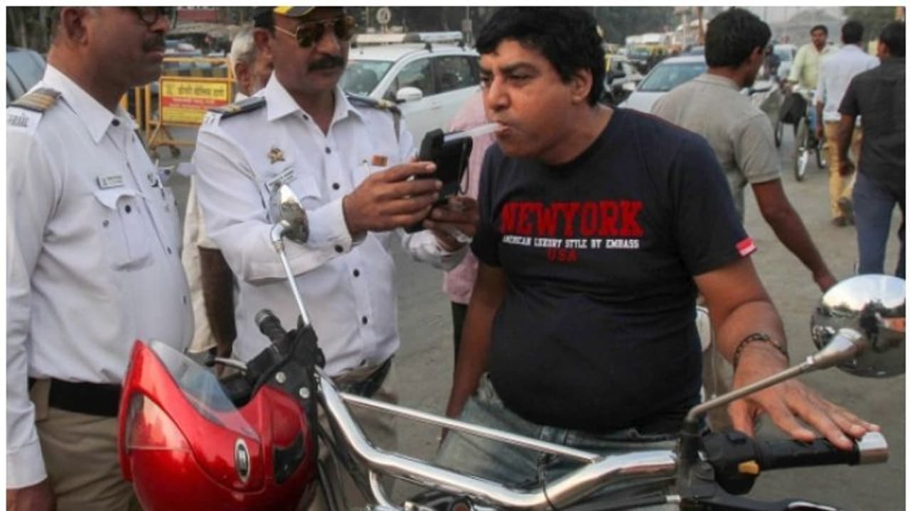 ' പൂസായി ' പറക്കാമെന്ന് കരുതേണ്ട; ആറുമാസം തടവോ 2000 രൂപ പിഴയോ ശിക്ഷ ' പൂസായി ' പറക്കാമെന്ന് കരുതേണ്ട; ആറുമാസം തടവോ 2000 രൂപ പിഴയോ ശിക്ഷ