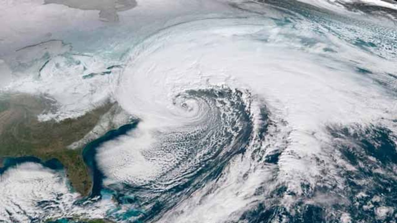 ಪಥ ಬದಲಾಯಿಸಿದ 'ವಾಯು': ಗುಜರಾತ್ ಬಚಾವ್, ತಗ್ಗಿದ ಆತಂಕ..! ಪಥ ಬದಲಾಯಿಸಿದ 'ವಾಯು': ಗುಜರಾತ್ ಬಚಾವ್, ತಗ್ಗಿದ ಆತಂಕ..!