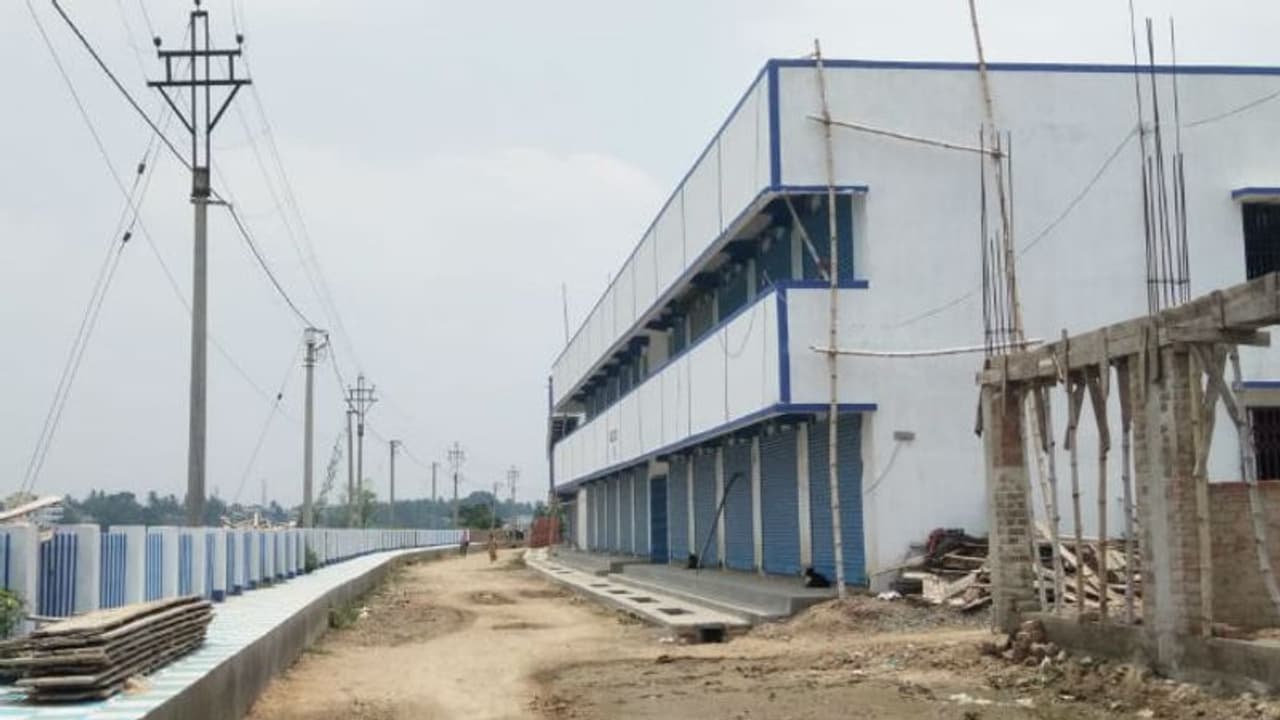 রেলের জমি দখলের অভিযোগ তৃণমূল পুরসভার বিরুদ্ধে, ভেঙে গুঁড়িয়ে দেওয়ার হুঁশিয়ারি