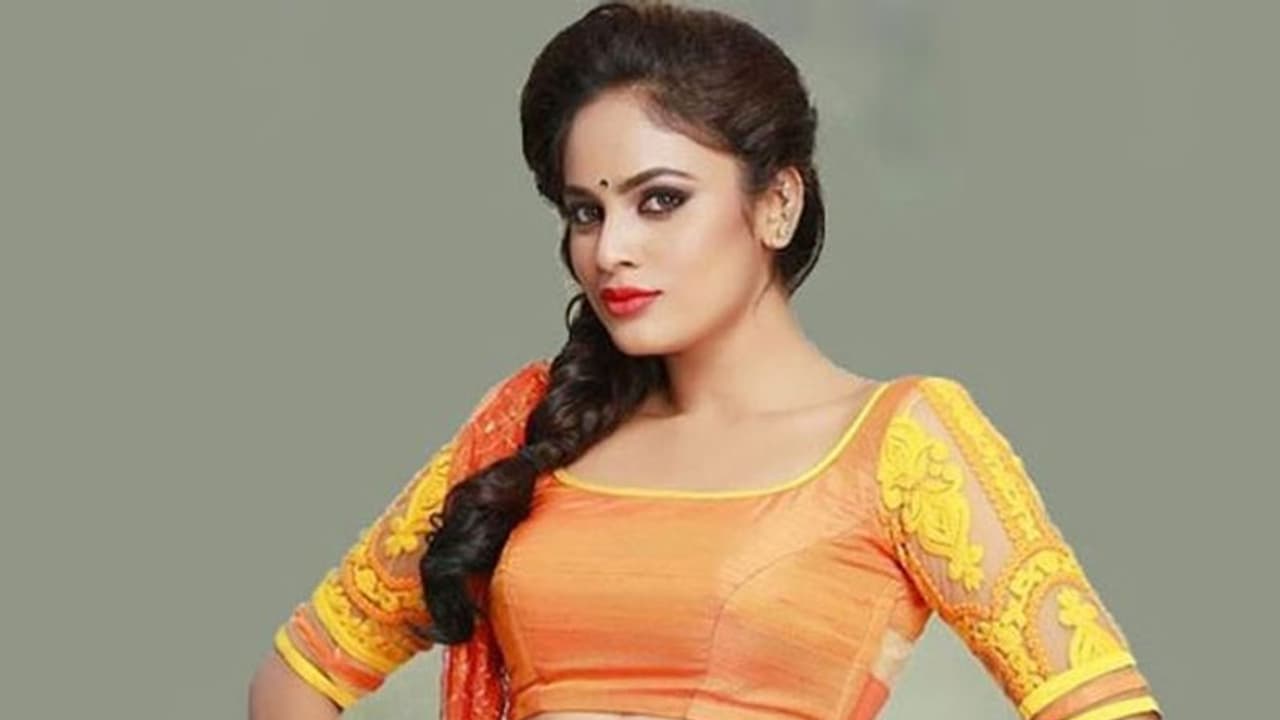 అసభ్య మెసేజ్ లతో వేధిస్తున్నాడు.. హీరోయిన్ ఫైర్! అసభ్య మెసేజ్ లతో వేధిస్తున్నాడు.. హీరోయిన్ ఫైర్!