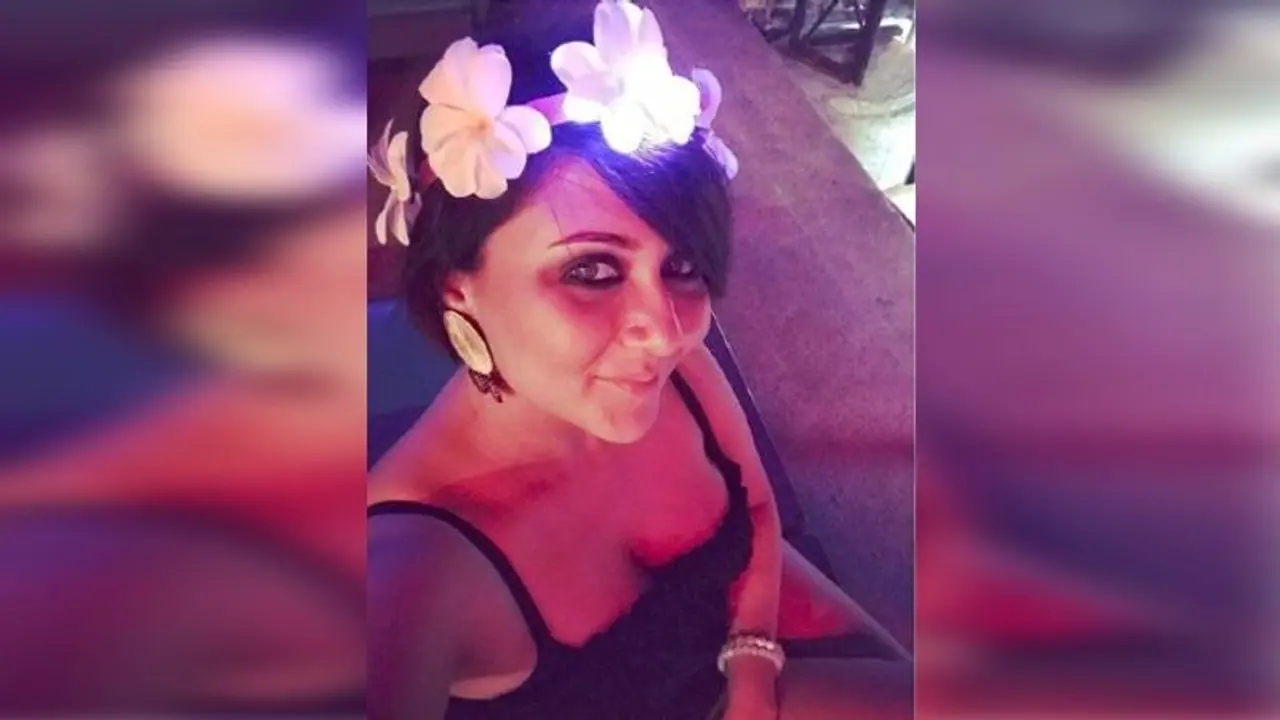 "কার কার মদ্যপান করতে ইচ্ছে করছে ?" সরাসরি প্রশ্ন করে বসলেন স্বস্তিকা