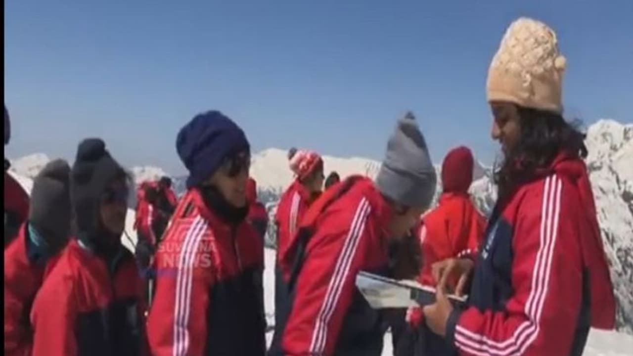 ಹಿಮಾಲಯ ಏರಿ ಬಂದ ಹಾಡಿ ಮಕ್ಕಳು ಹಿಮಾಲಯ ಏರಿ ಬಂದ ಹಾಡಿ ಮಕ್ಕಳು