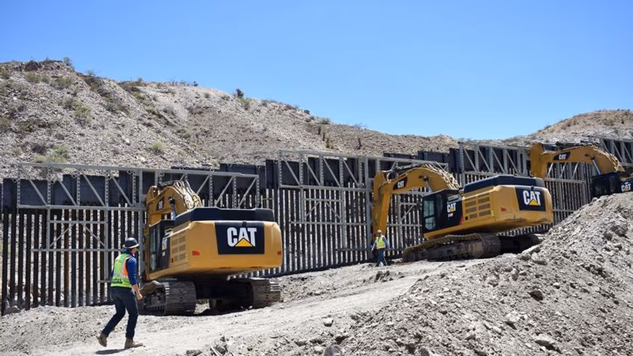 ക്രൗഡ് ഫണ്ടിങ്ങിലൂടെ അതിർത്തിയിൽ രായ്ക്കുരാമാനം മതിൽ കെട്ടിപ്പൊക്കി, നേരം വെളുത്തപ്പോൾ വെട്ടിലായി..! ക്രൗഡ് ഫണ്ടിങ്ങിലൂടെ അതിർത്തിയിൽ രായ്ക്കുരാമാനം മതിൽ കെട്ടിപ്പൊക്കി, നേരം വെളുത്തപ്പോൾ വെട്ടിലായി..!