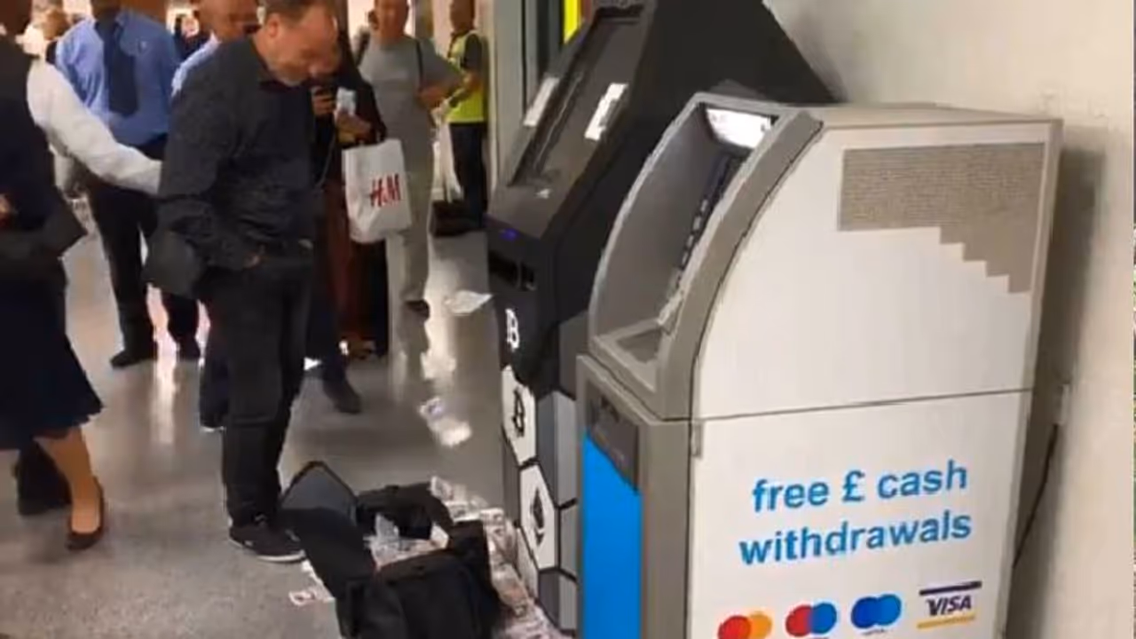 ರೈಲ್ವೇ ಸ್ಟೇಷನ್ ATMನಿಂದ ಹಣದ ಹೊಳೆ: ನೋಡುತ್ತಲೇ ನಿಂತ ಜನ!, ವಿಡಿಯೋ ವೈರಲ್ ರೈಲ್ವೇ ಸ್ಟೇಷನ್ ATMನಿಂದ ಹಣದ ಹೊಳೆ: ನೋಡುತ್ತಲೇ ನಿಂತ ಜನ!, ವಿಡಿಯೋ ವೈರಲ್