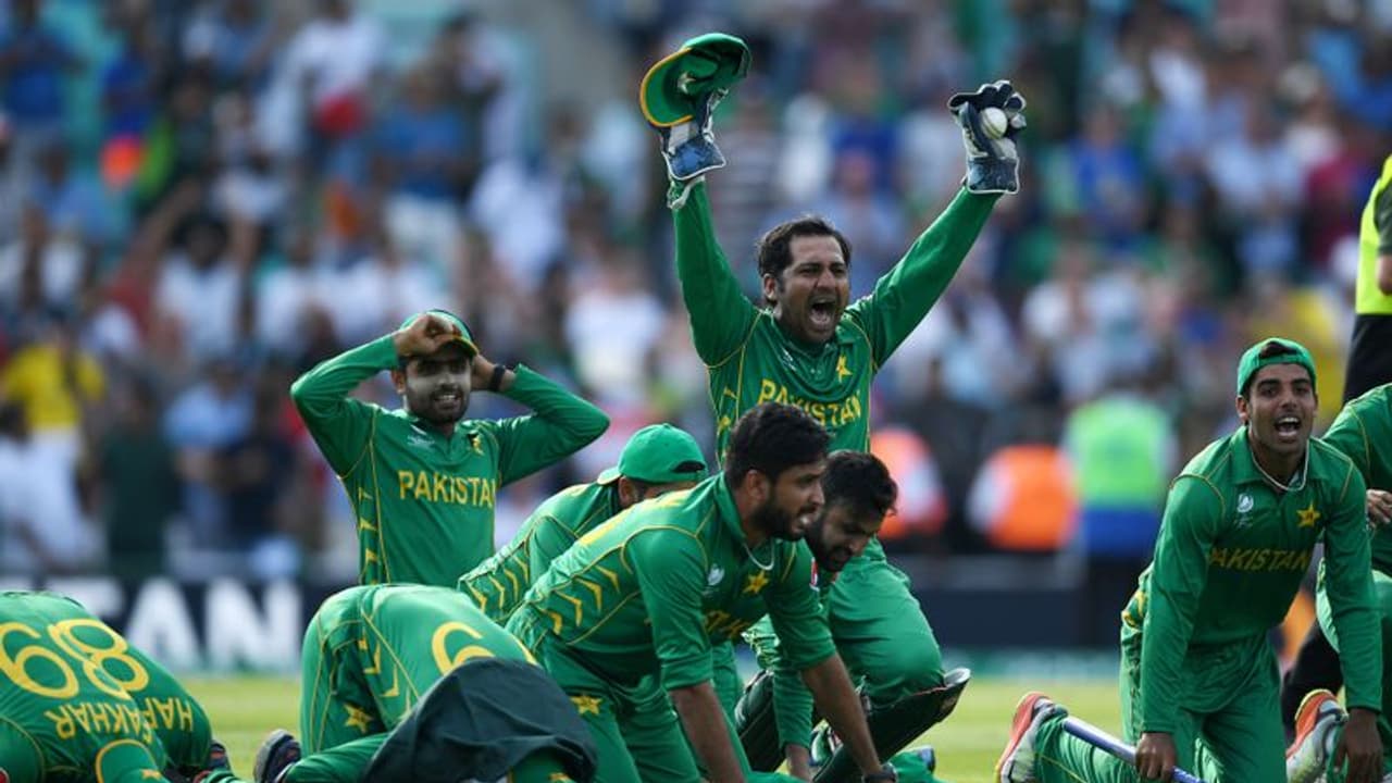 ಒಂದು ರನ್ ಗೆ ಧೋನಿ ಔಟ್; ಕುಣಿದು ಕುಪ್ಪಳಿಸಿದ ಪಾಕ್ ಅಭಿಮಾನಿಗಳು..! ಒಂದು ರನ್ ಗೆ ಧೋನಿ ಔಟ್; ಕುಣಿದು ಕುಪ್ಪಳಿಸಿದ ಪಾಕ್ ಅಭಿಮಾನಿಗಳು..!